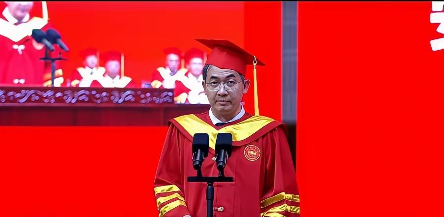 扒了曾某和付某的履历我发现一个有意思的细节2021这一年，两个人形成了不约而