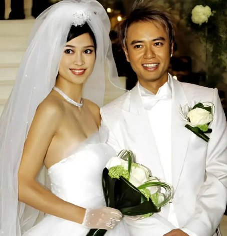 克勤妻子卢淑仪的弟弟卢煜培长期陷入巨额债务纠纷，家人累计为其偿还债务超过1000