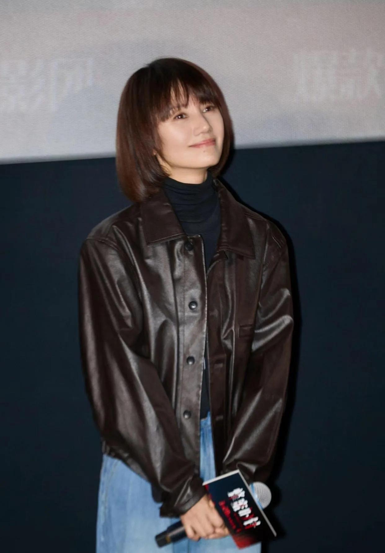 袁泉这一身太适合普通人抄作业了！深棕皮衣+黑高领+牛仔裤，经典不出错的组合，遮