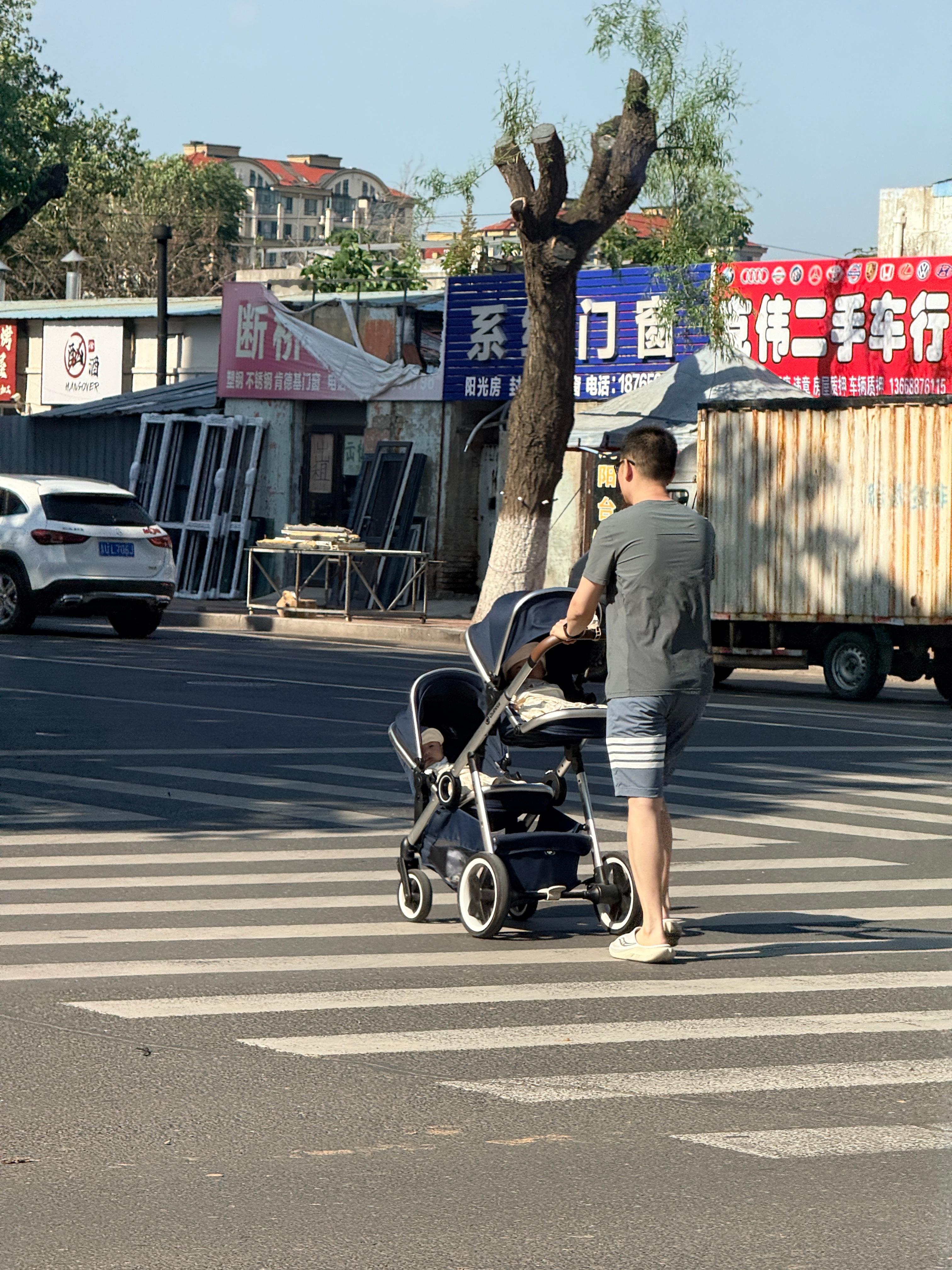 偶遇奶爸推双胞胎过马路。现实中，感觉双胞胎就挺少的，还是第一次见，这种上下铺的婴
