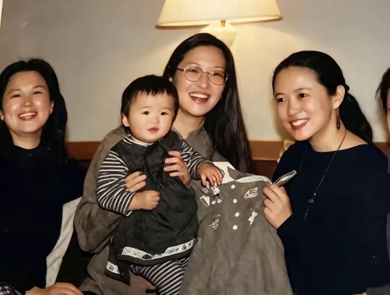 王铎：胡因梦抱着自己的女儿，太高兴了。