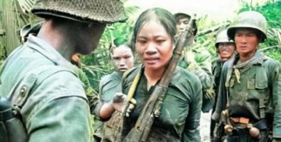 1965年，几名韩国士兵抓住两位越南女兵后，把枪退掉子弹，重新再挂在女兵的脖子上