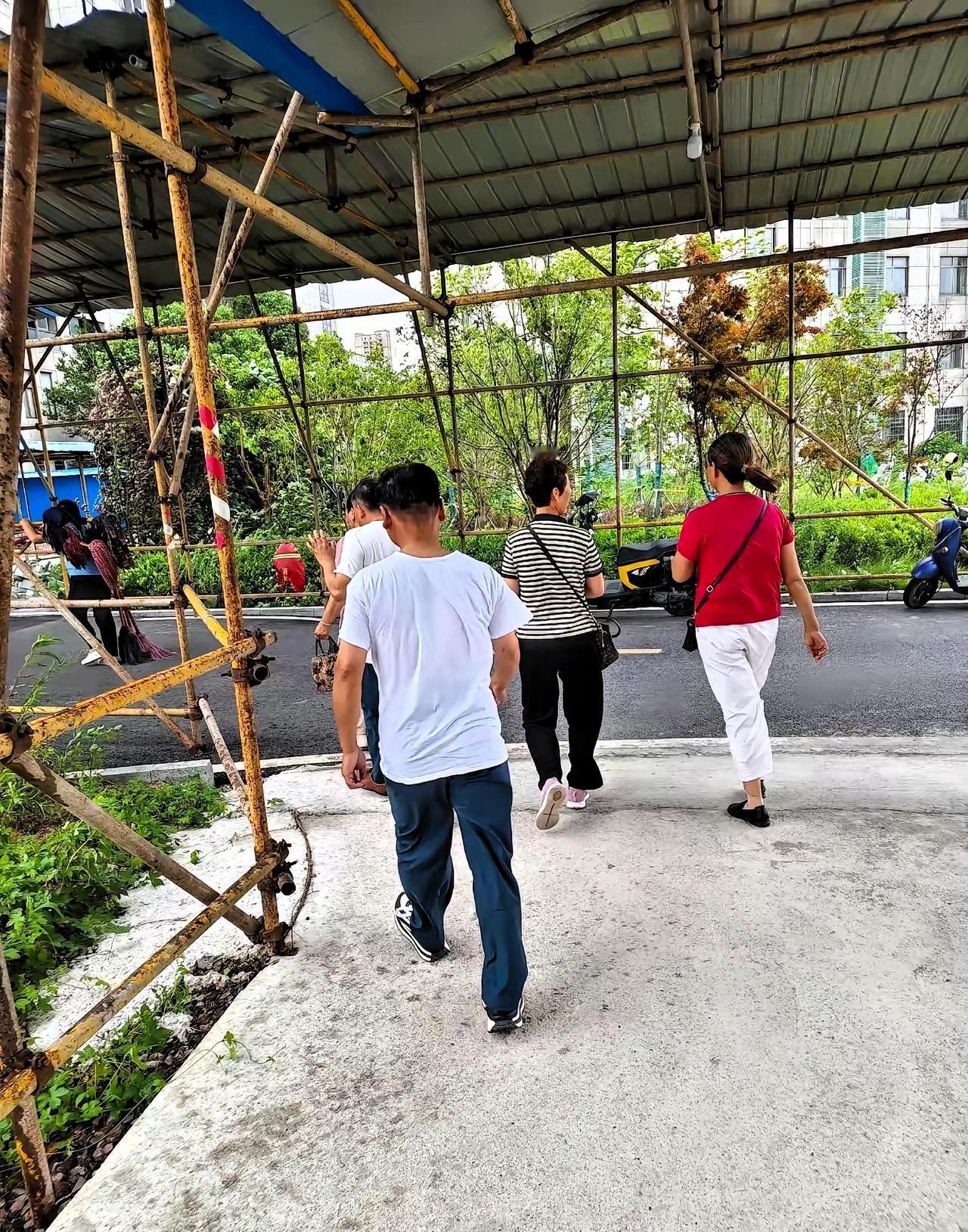 泪目!天津，单位一25岁小伙子上班时，同事突然发现他裤子上全是血，他自己却毫无知