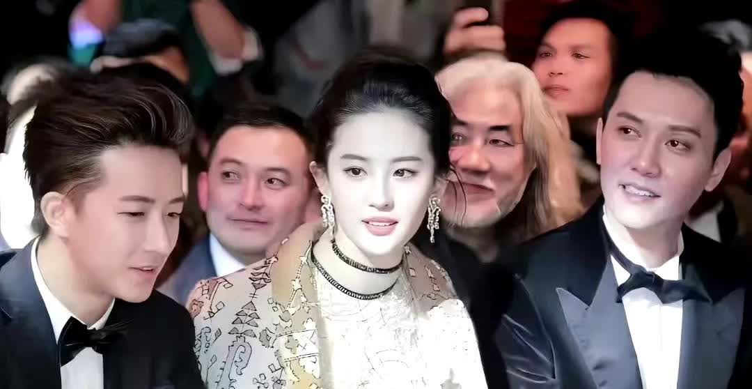刘亦菲和韩庚冯绍峰三人同框旧照​​​