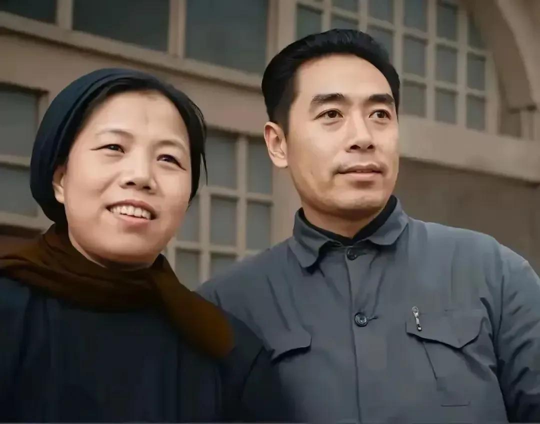 这是周总理和妻子邓颖超最真实的模样，都看看吧，他们彼此相爱，每次的合影，都是俩人