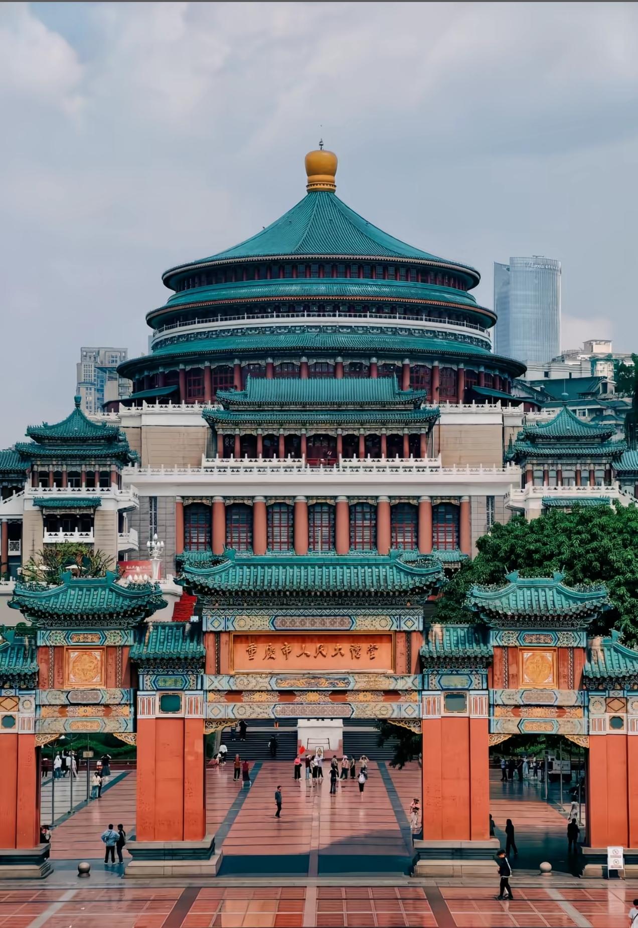 它入选亚洲二十世纪十大经典建筑，被写进《世界建筑史》。重庆人民大礼堂