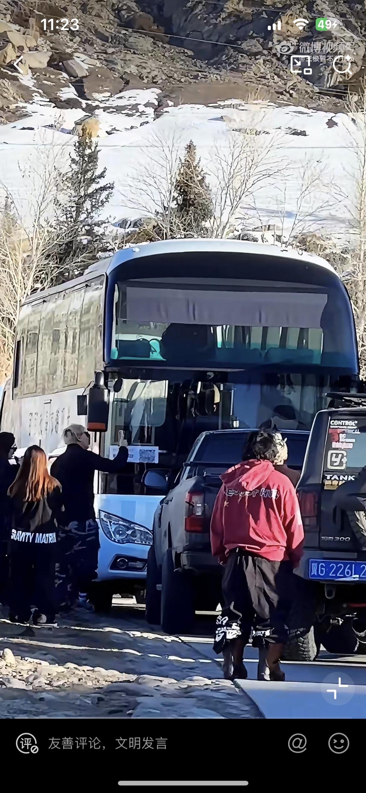 新疆阿勒泰两车逆行，堵住了一辆旅游大巴，下来一群精神小伙和精神小妹，拿着手机对着