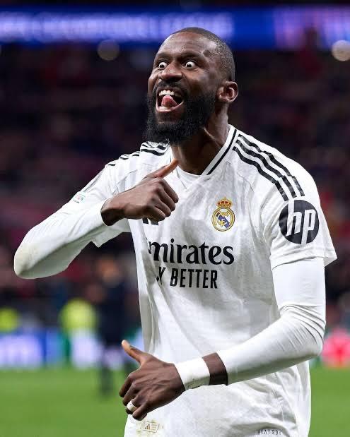 斯基拉：尤文图斯正在关注吕迪格，他的加盟有望提升球队在意甲联赛中的水平和竞争力。