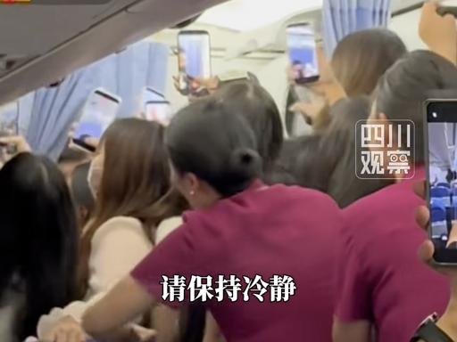 南航CZ8221航班落地重庆、廊桥还没对接上，机舱里突然乱了起来。6月5日，这趟