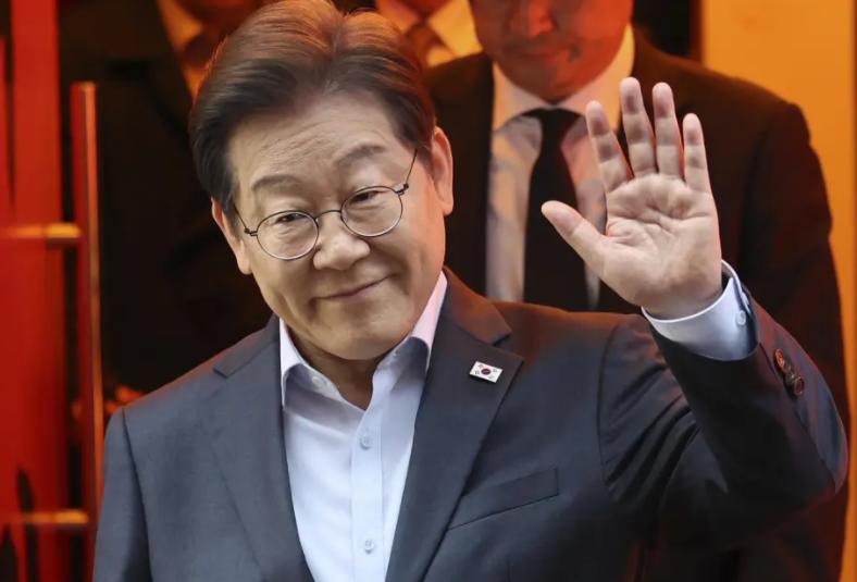 思考了13天后，李在明却决定不出席中国阅兵？特朗普的一记耳光打醒韩国，“战略
