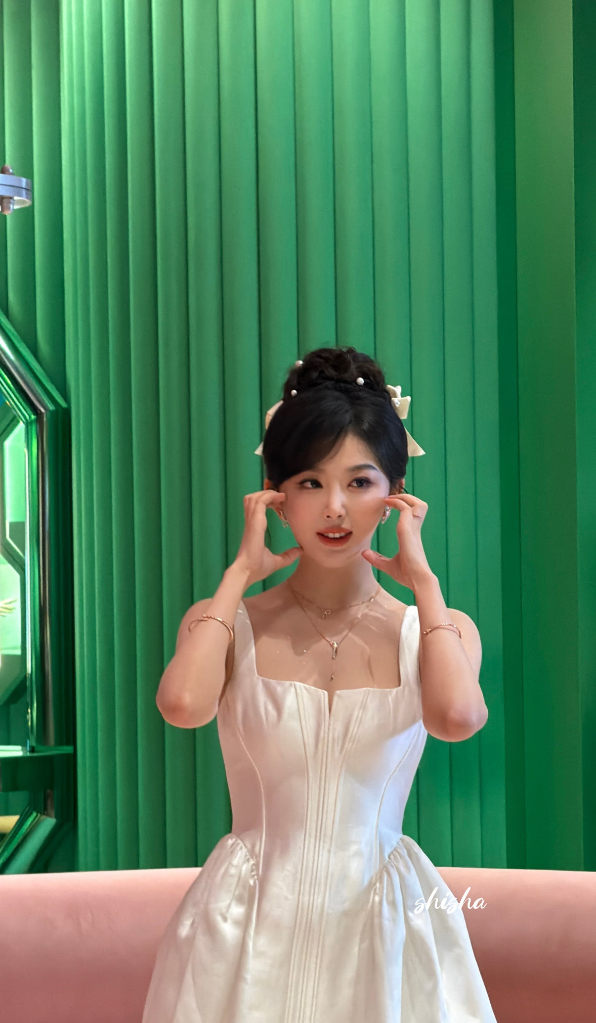我勒个肤白貌美大长腿🥵🥵孔雪儿你生图长这样啥意思孔雪儿完全真人芭比