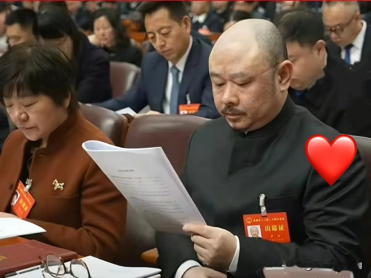 刀郎穿中山装坐人大会议现场，这才是最硬的“逆袭答卷”！1月28日，看到刀郎坐