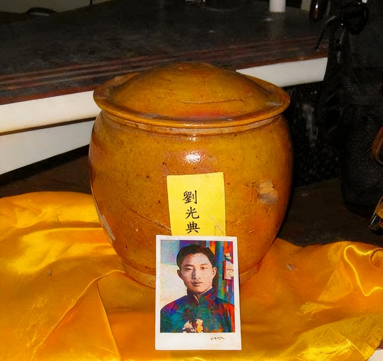 2008年，这半盒骨灰从台北回归大陆，送往八宝山安葬，从镜头中我们不难看出，这是