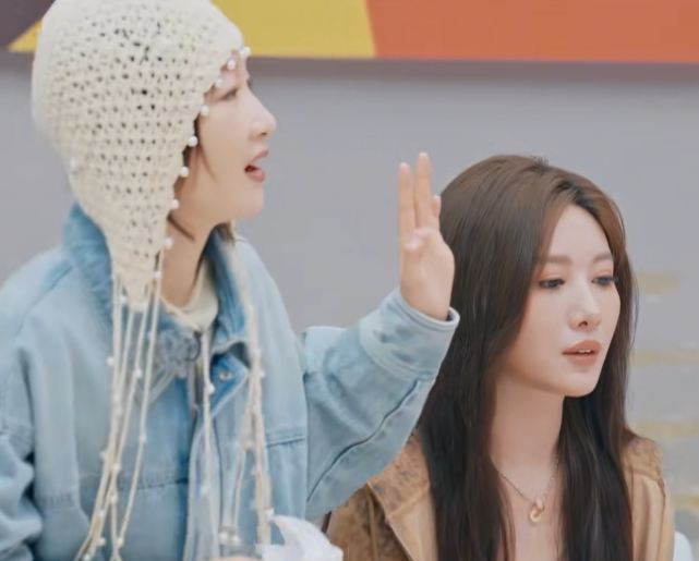 杜海涛问周冬雨石家庄除了驴肉火烧还有什么周冬雨激动地边举手边站了起来：“还有安