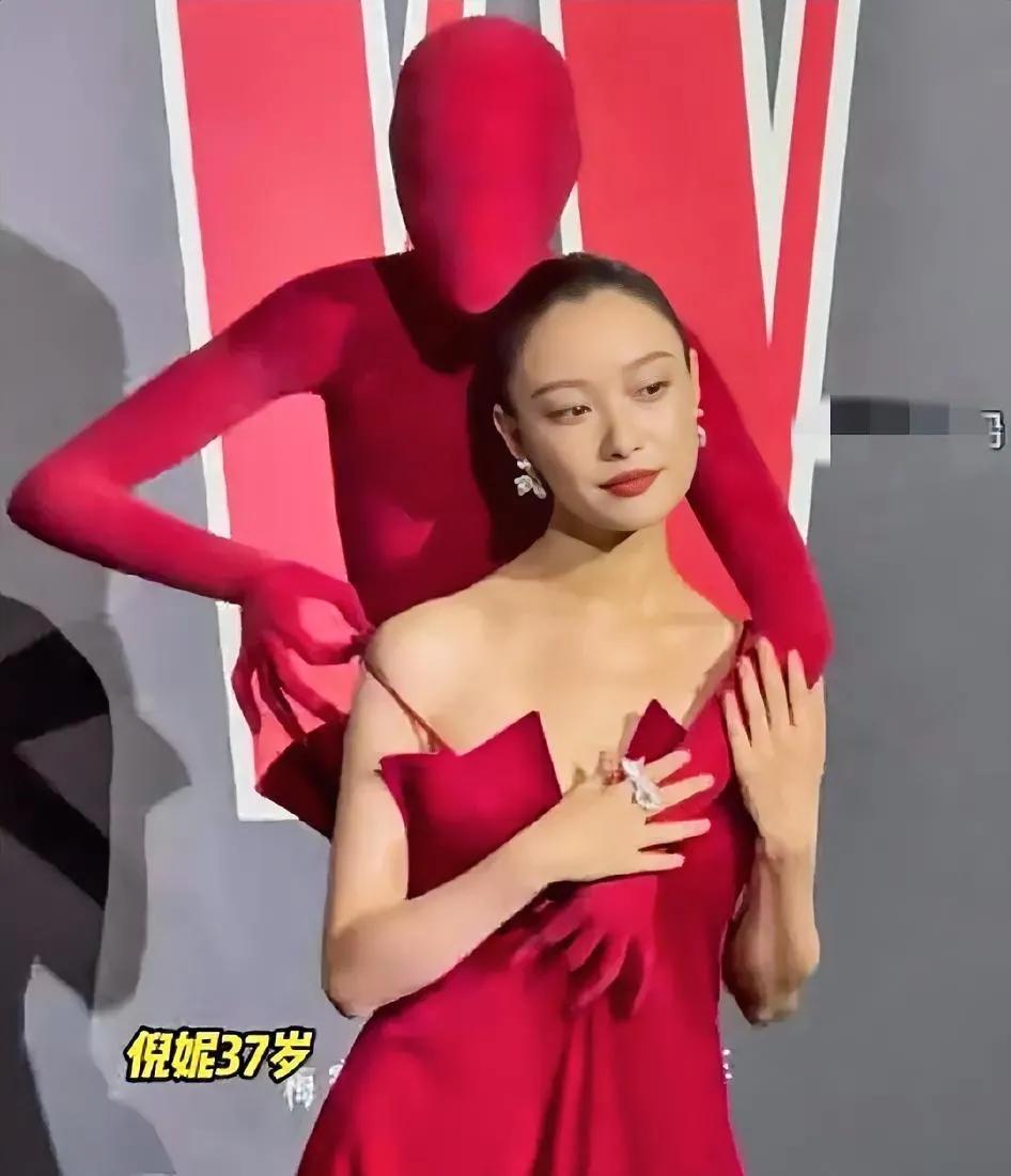 W盛典三位最具争议的女明星造型最后一位全场最佳！1.倪妮和背后这个同色假人的
