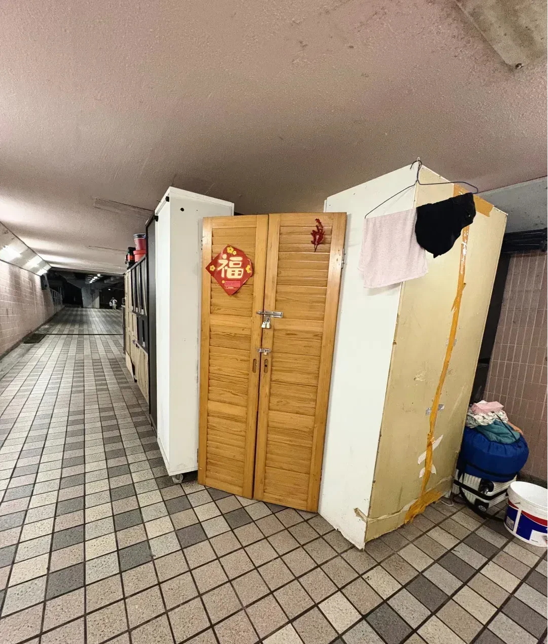 香港地下通道的一幕，不得不说，惊呆了啊。