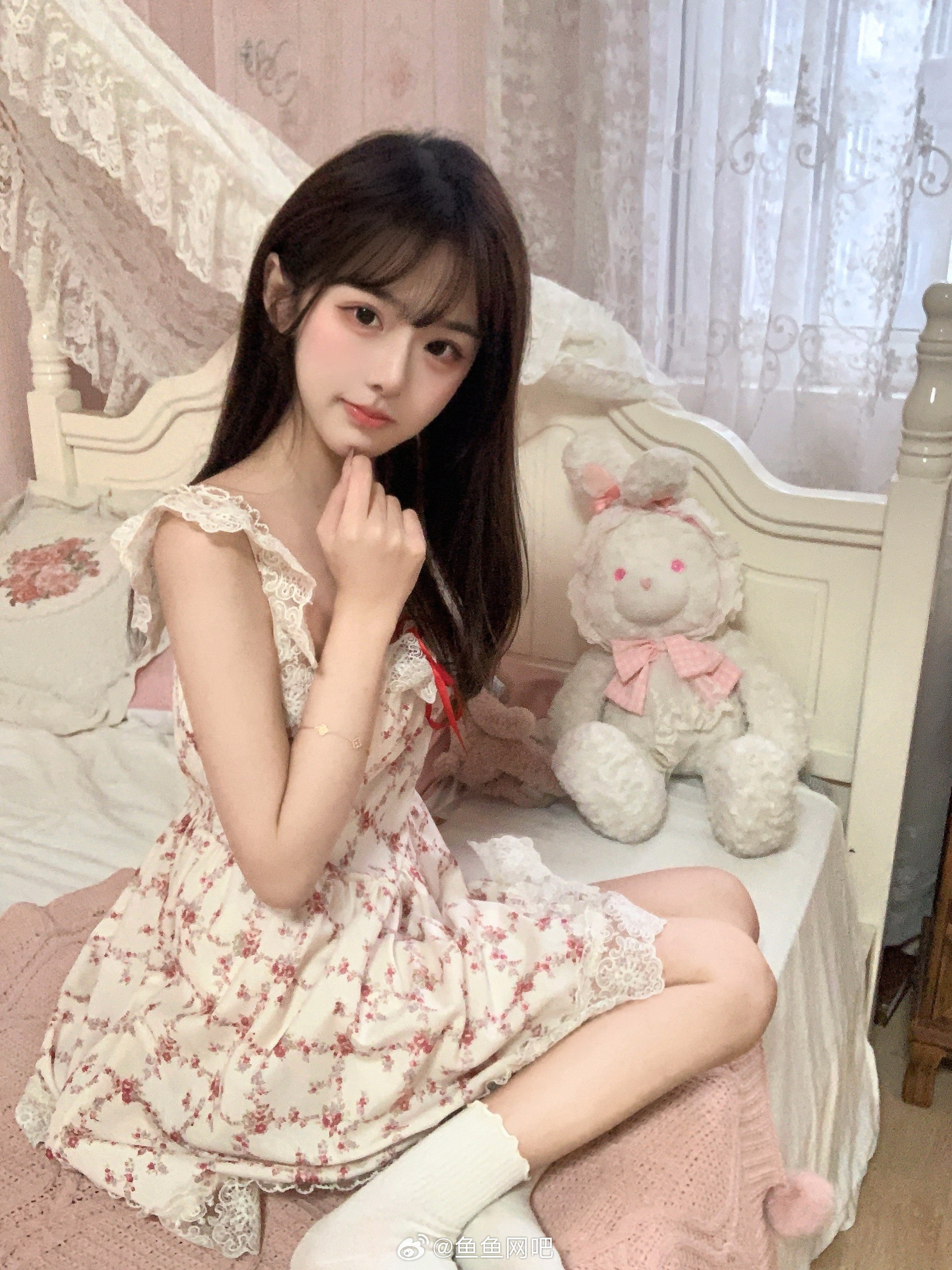 不管这个世界上多少坏人讨厌我攻击我不爱我我依旧不语就萌萌的躺在这里