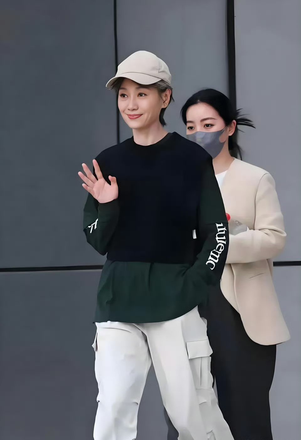 63岁的叶童这状态绝了，这穿衣打扮神态举止，说是23都有人信