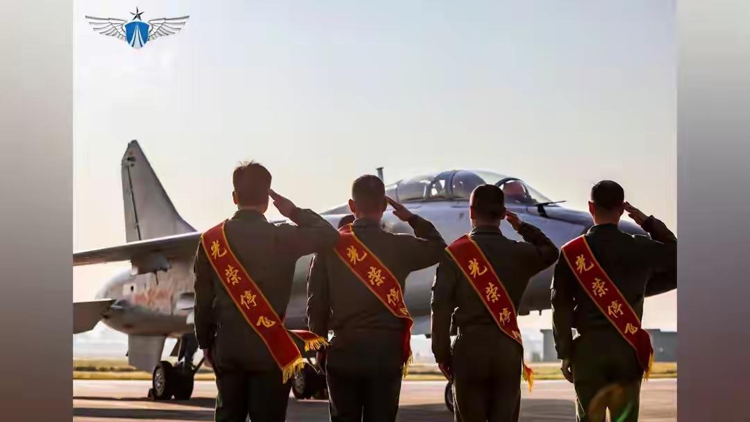 老飞豹终于开始退役了吗？还记得当年读初中的时候，物理课本上就有歼轰7A的图片。