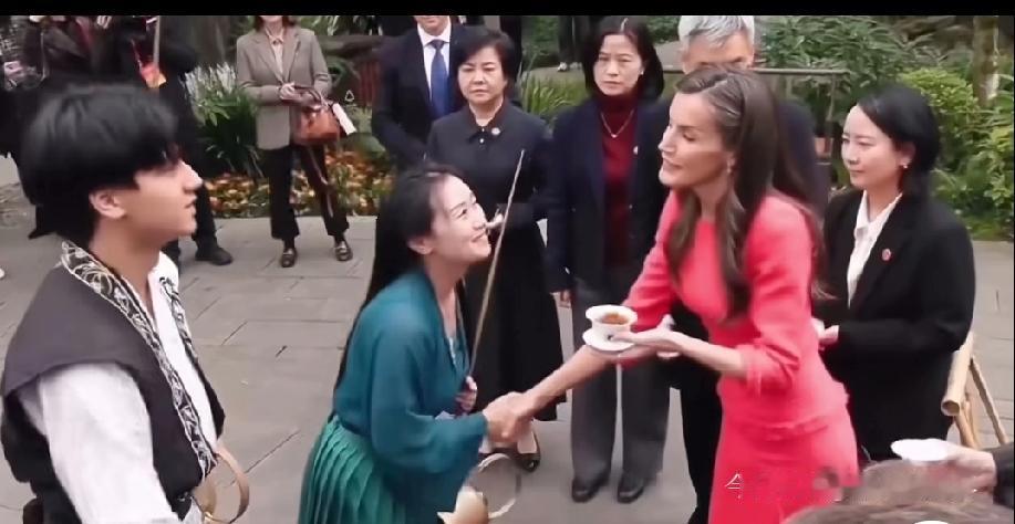 西班牙王后莱蒂西娅一袭红裙打卡四川非遗，直接被功夫盖碗茶“惊到变脸”，真实又好笑