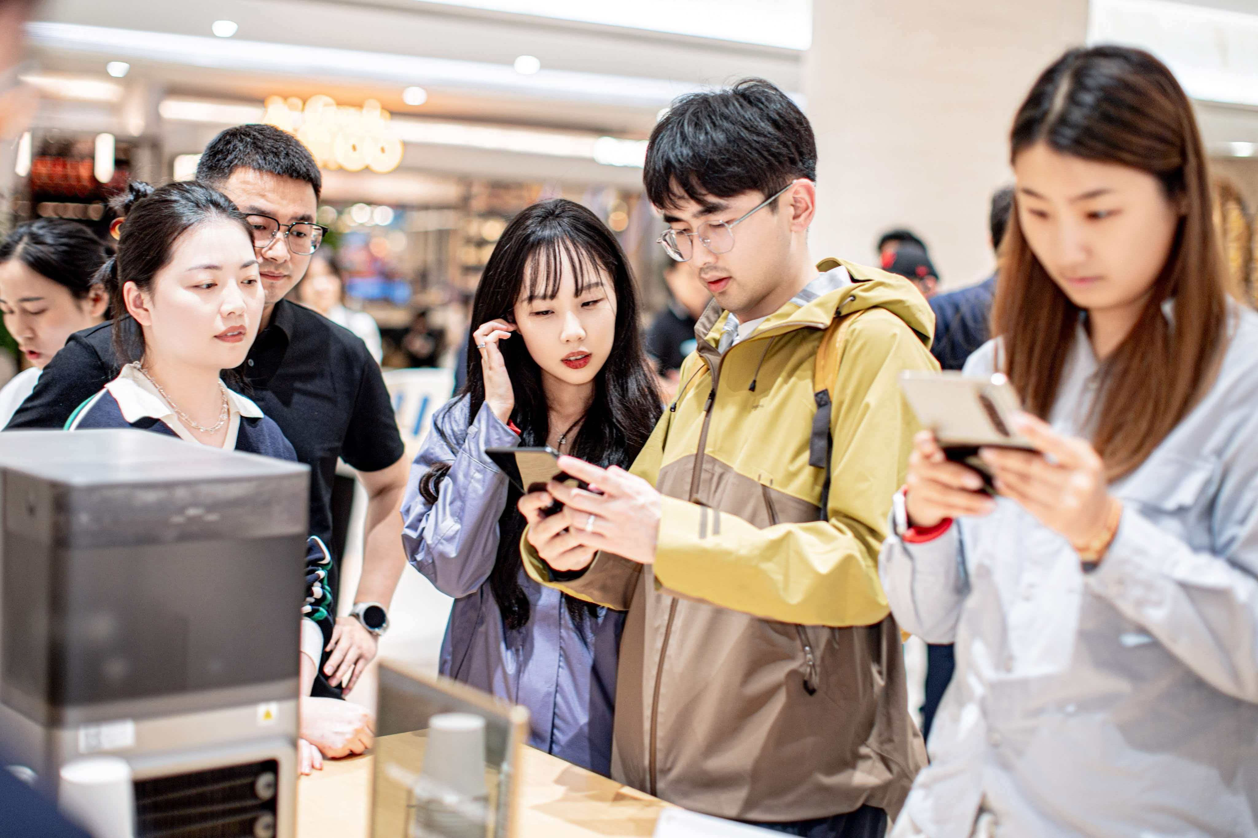 华为大阔折再现抢购热潮华为PuraXMax首销直接卖爆！线下店全是人挤人，我