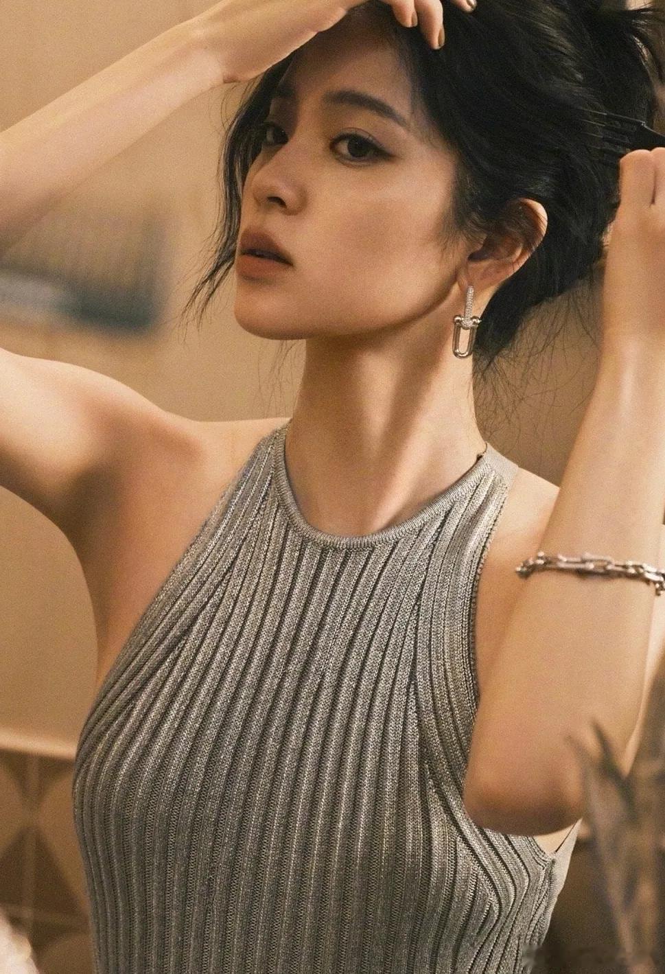 欧阳娜娜身穿一袭灰色针织款长裙越来越成熟有“魅力”……​​​