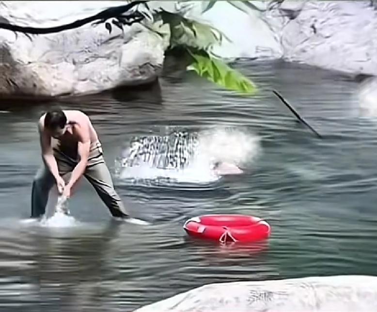 江西的朋友怎么就突然这么的客气江西省九江市景区内有三名外国人在景区禁止的池水里