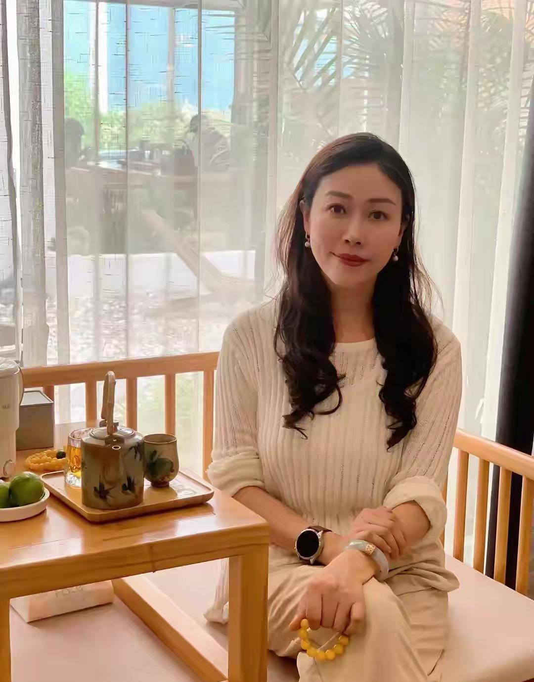 麻将室最近有一位少妇，和我套近乎，我知道她老公去西安打工去了晚上不管麻将打到