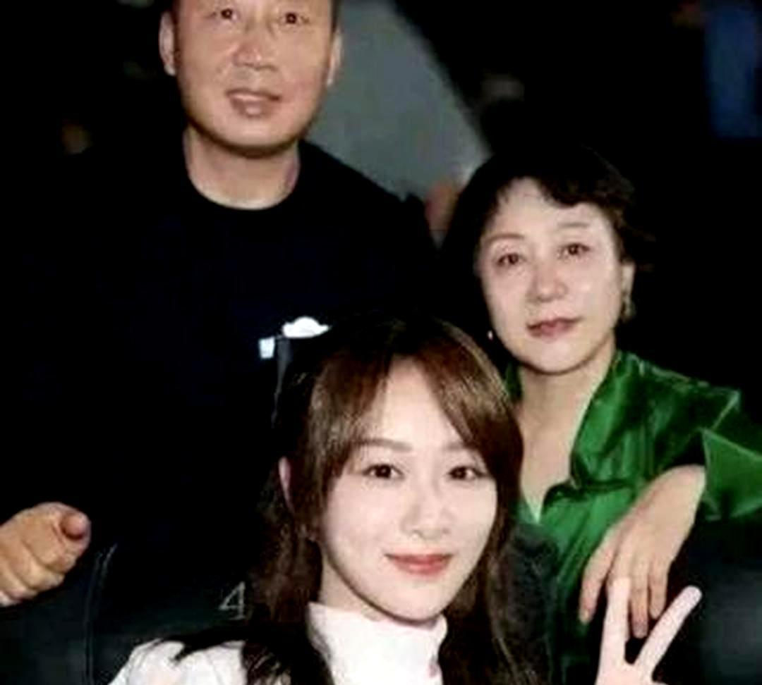 一家的人颜值，看着真有点一家三口共用一张脸的感觉，真的太像了哇。