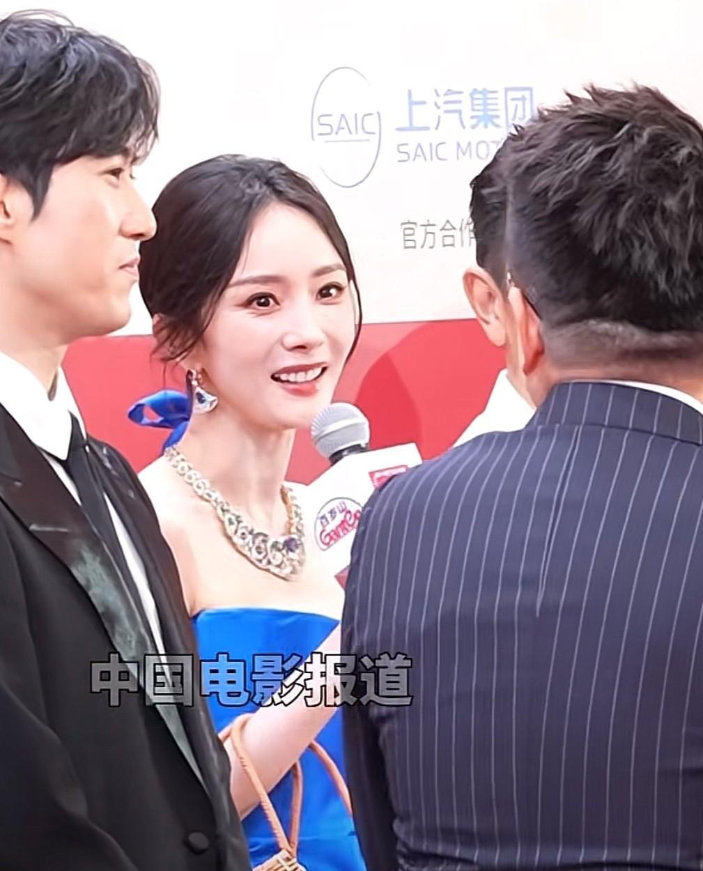 杨幂：“感谢上海电影节，感谢大鹏导演，让我站在刘德华先生旁边，还可以这样一起走红