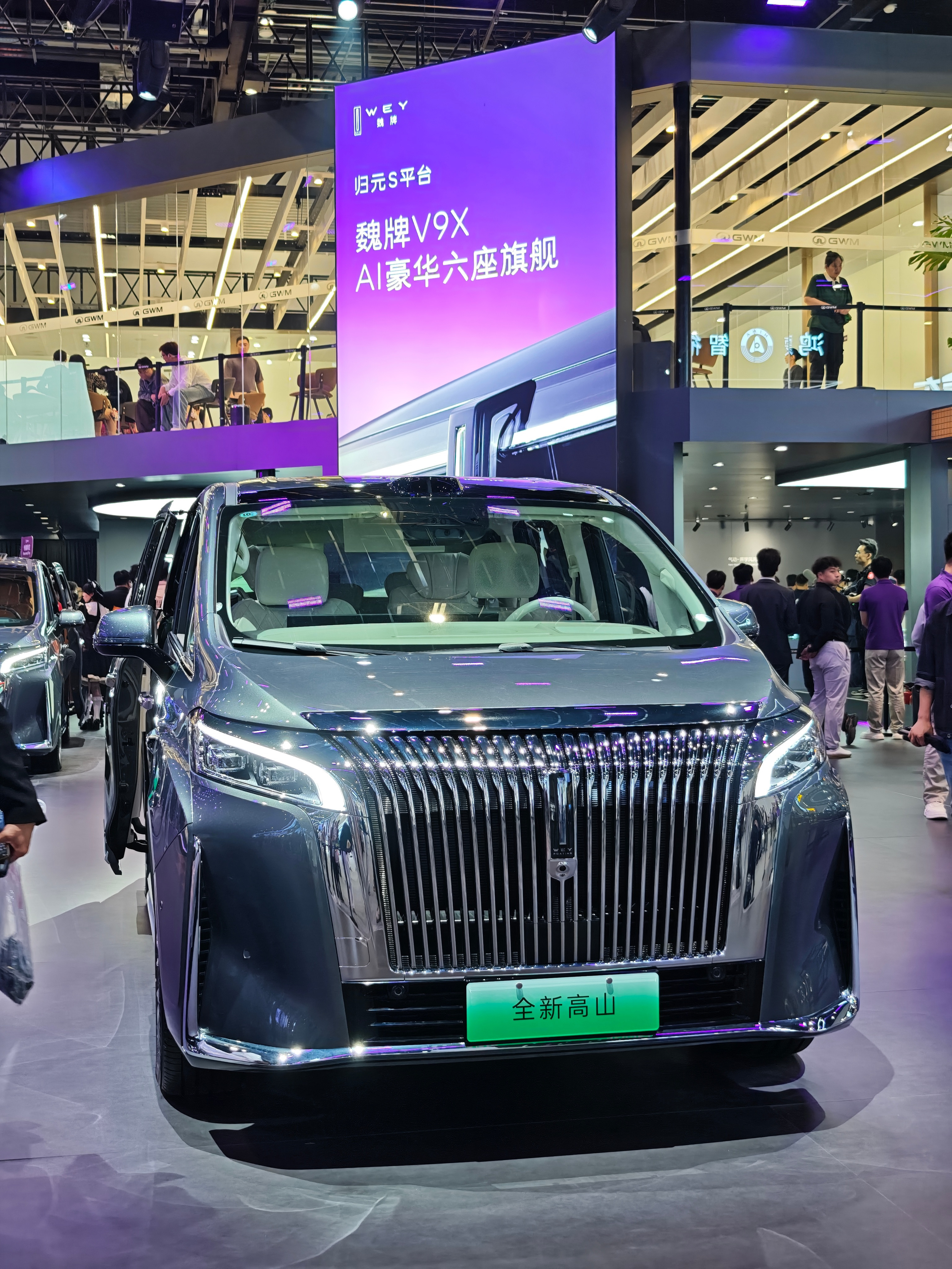 刚路过WEY展台今年车展媒体日外国人占一半很多老外来看高山MPV这车从去年9月到