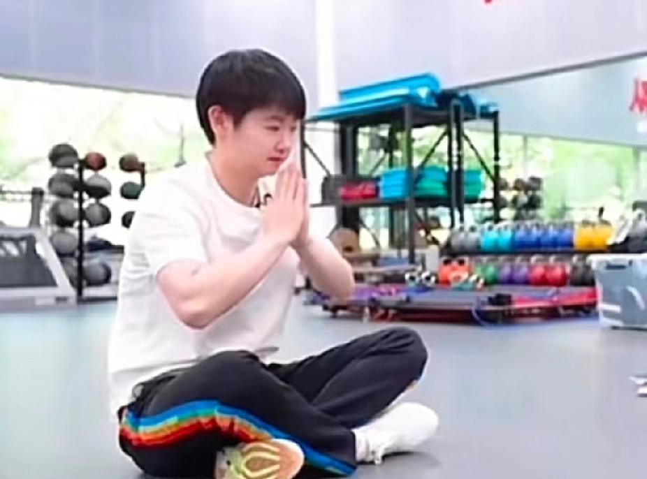 孙颖莎这张“祈福”图，也太乖了吧！刚刷到莎莎这张健身房的旧图，盘腿坐地、双