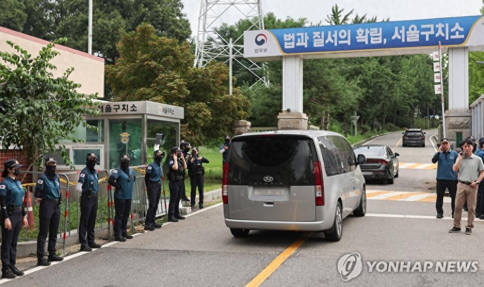 韩国前总统尹锡悦又双叒在拘留所里上演了一出“拒捕大戏”，这次场面堪比动作片。 