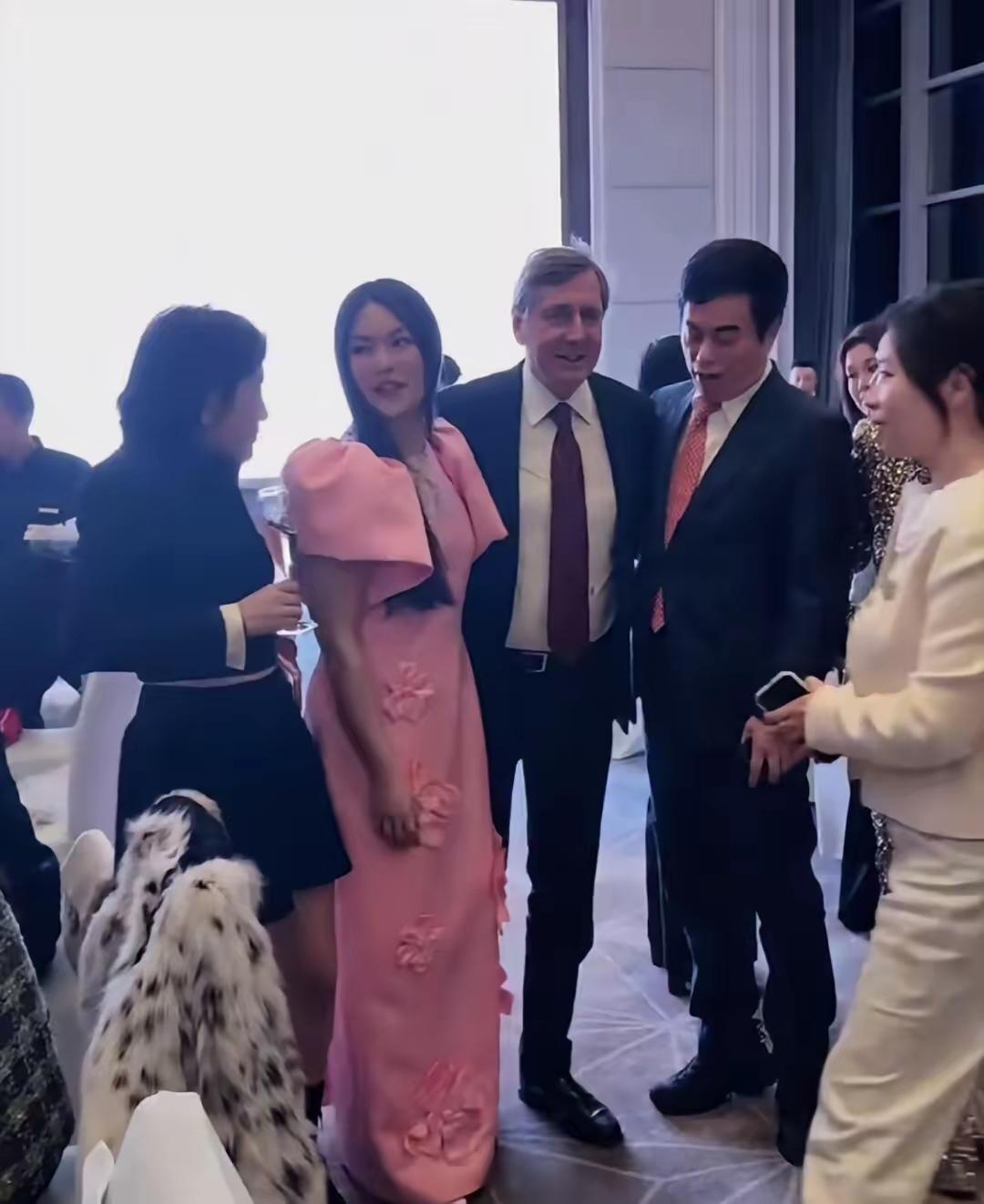 看到有人嘲李湘母女，说她们穿得太闪亮✨，但是资产和业务能力跟场合又不够匹配。还拿