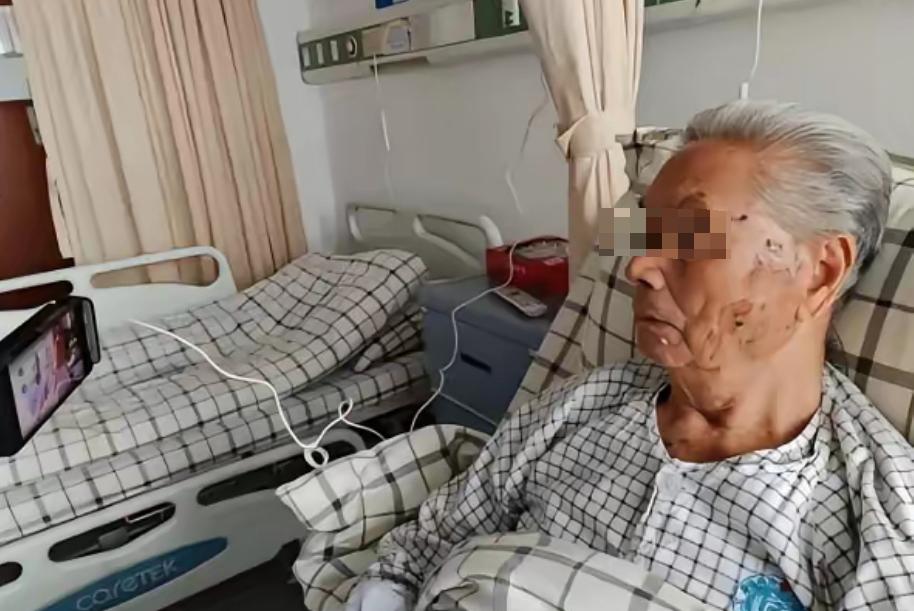 “这就是重男轻女的下场！”吉林，一女子的父亲去世后，她急忙赶回来奔丧，弟弟却给她