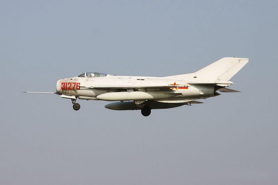 [呲牙笑]挂“大型奶瓶”的“六爷”——当年，为了增加歼击机的作战半径，满足空军部