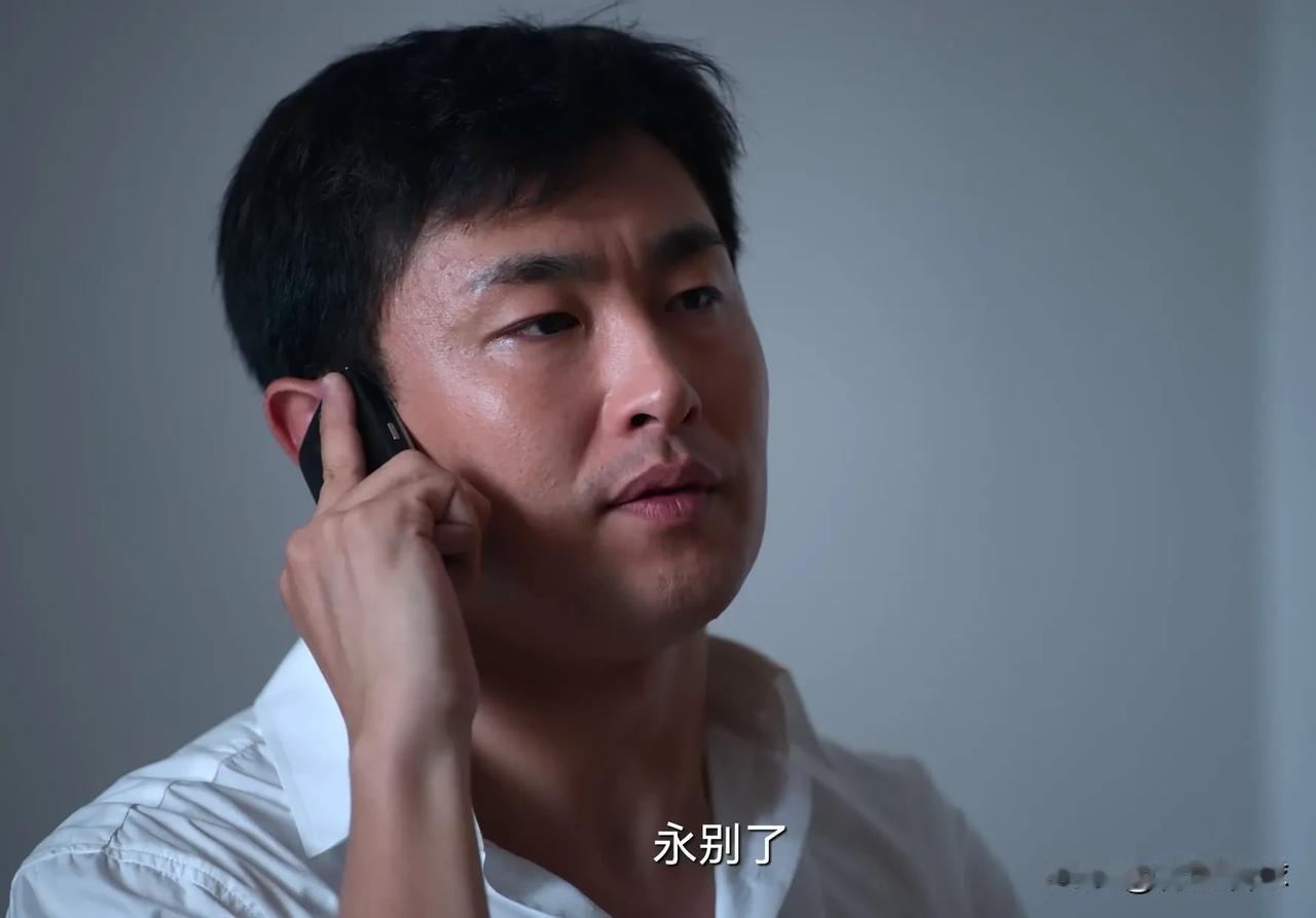 钱宏明是《淬火年代》中最悲剧的人物，亿万富豪一夜之间身无分文，最终投湖自尽。钱