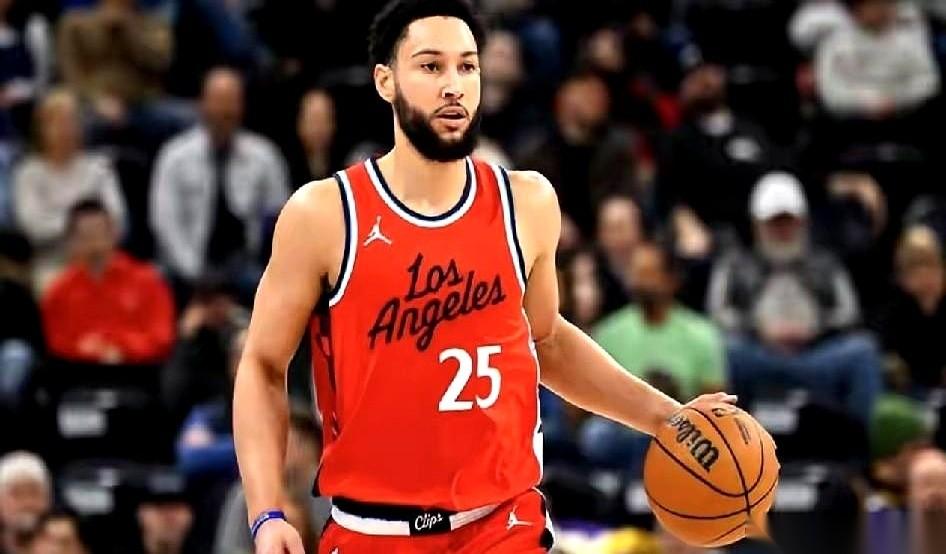 NBA休赛期的抢座位游戏，哨声快响了。有人还站着，抱着上亿的合同，结果尼克斯那边