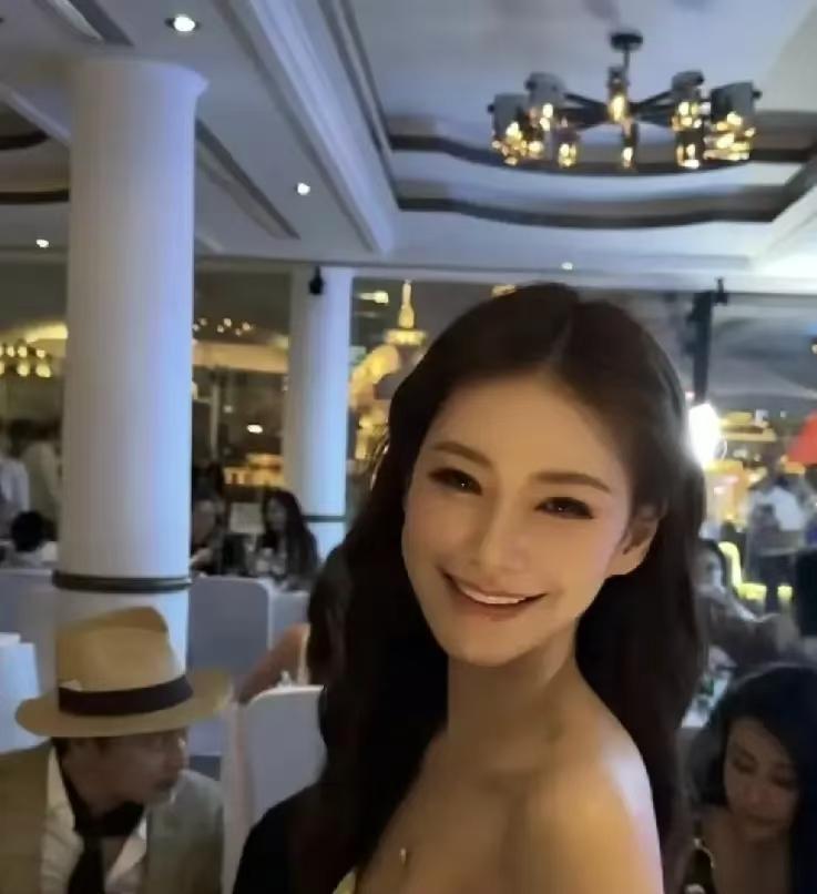 马筱梅这回，是真没听劝。4月中旬，网友喊出“唯一出路是抱紧张兰的腿”——话虽直