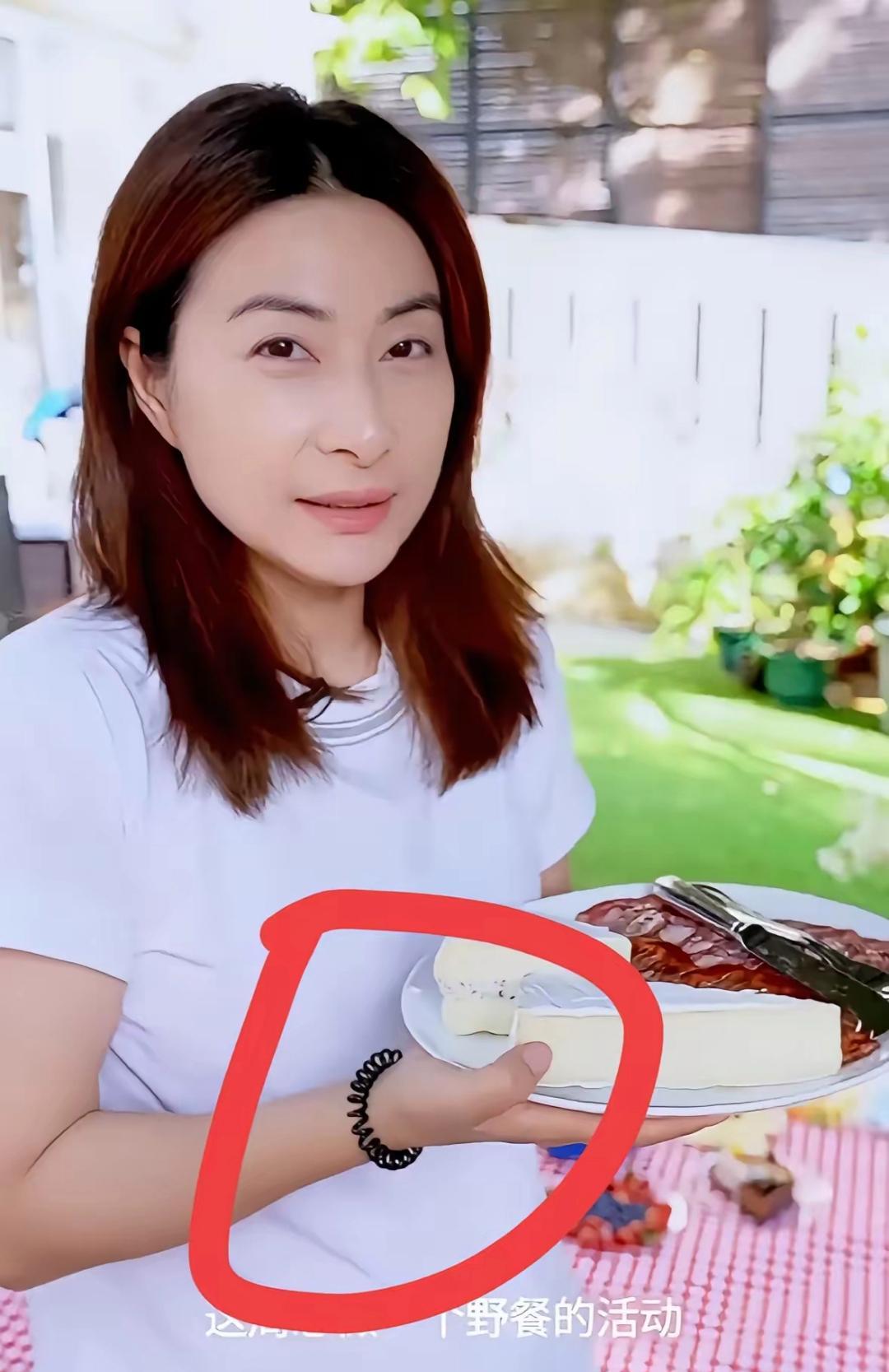 越来越看不懂郭晶晶了！你说她穷吧，但她老公是霍启刚。你说她富吧，她又用几块钱的