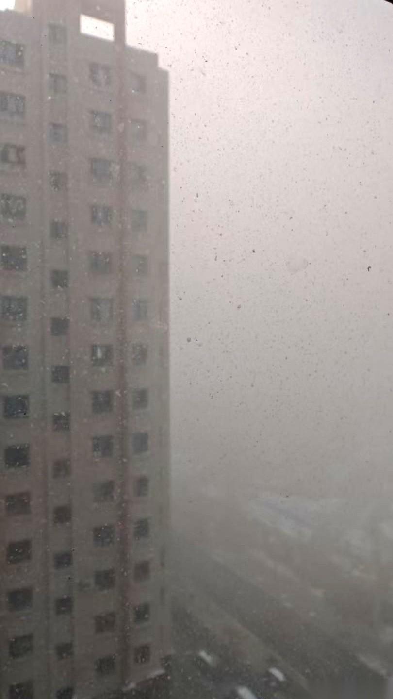 同一个乌鲁木齐，同一个时间。一张高清蓝光，一张自带磨砂滤镜。说真的，别再说米