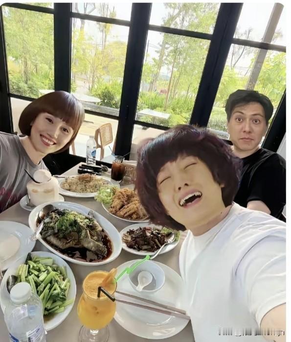 三位好朋友在一起聚餐，靳东和马伊俐面对镜头，一个装哭一个瞪圆眼睛，各种搞怪跟演小