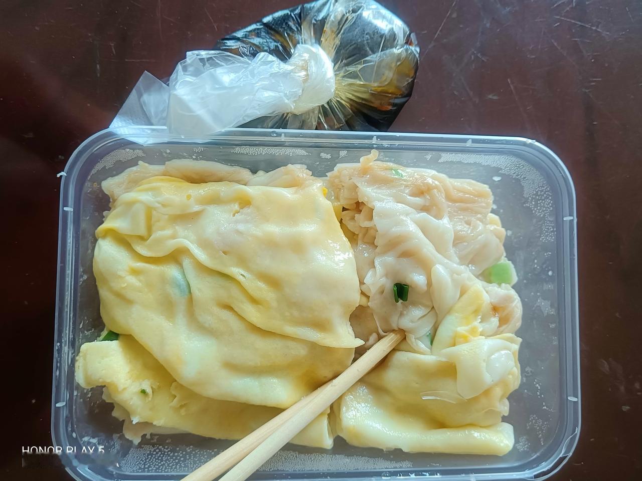 不知从什么时候开始，早餐店的老板会另外把热乎乎的酱料装在塑料袋里送给顾客，难道他