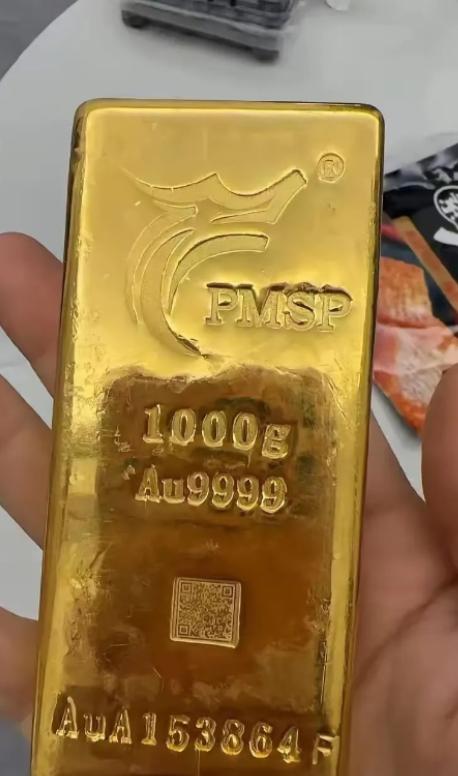 深圳女商户做梦也没想到，自己卖了近80万黄金前特意核查了买家身份证，结果当晚账户
