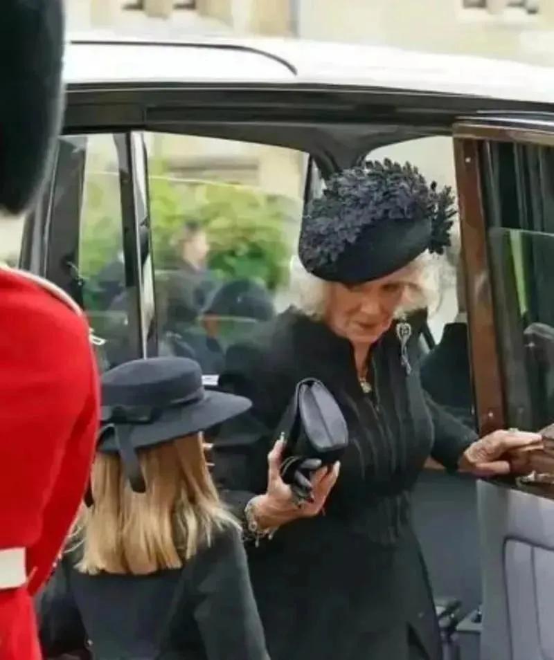 卡米拉这一眼神，差一点断送了她的口碑和声誉在英女王的葬礼上，卡米拉因不满夏洛特