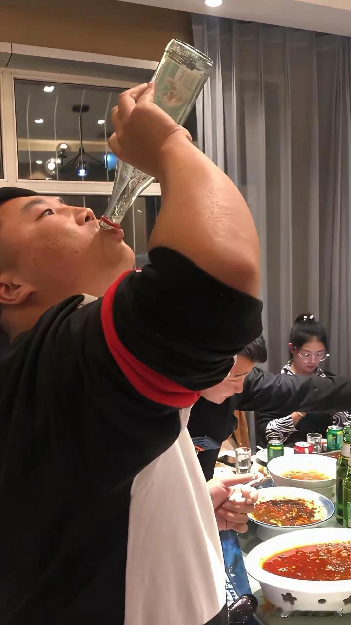 《谁怕谁》喝酒从来咱不吹，酒瓶在手不用杯。一饮而尽就完事，谁要扶我我就推