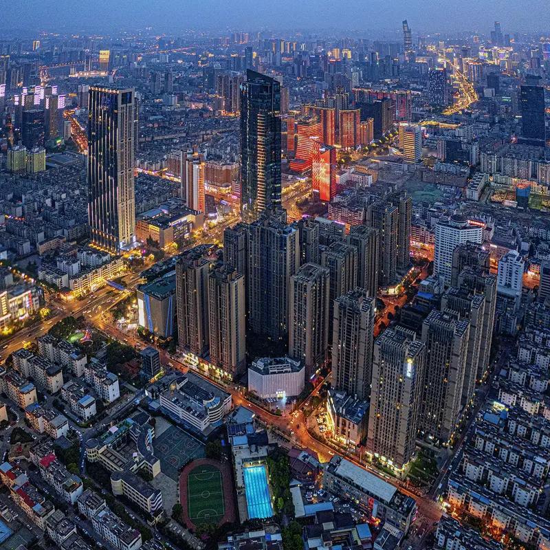 今年大连、徐州和温州三个城市都在冲击万亿GDP。从上半年数据看，温州以4831.