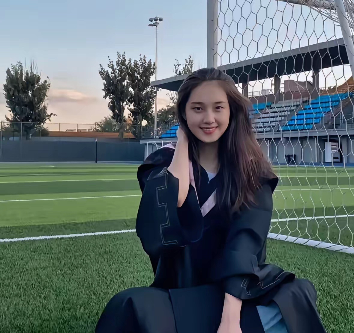 郭宇欣这个双眼皮确实弄得好。看她学生时期的照片，那会儿还是单眼皮，比较清纯稚嫩。