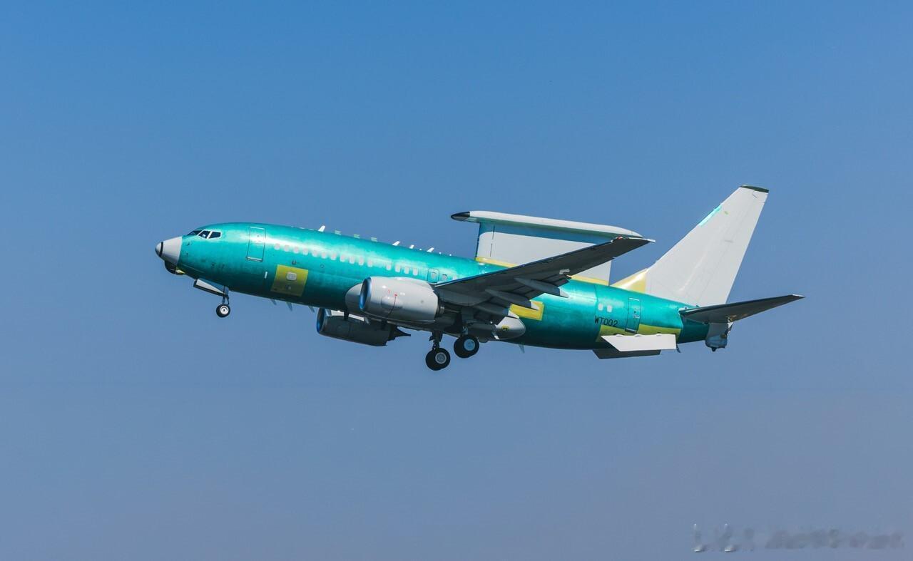正在进行各项性能测试的英国空军第二架“E-7”预警机。“E-7”在9000米