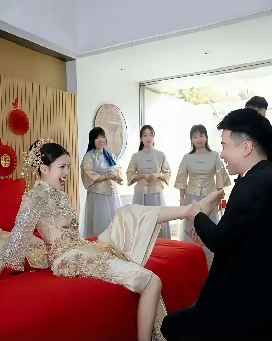 为什么伴娘不怎么笑，他们却笑的好开心，是什么道理？